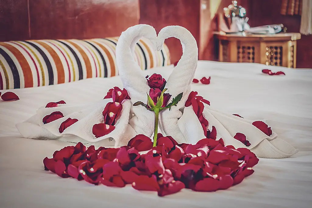 Décoration romantique Love Room personnalisée, pétales de roses sur le lit - Suite Romantique