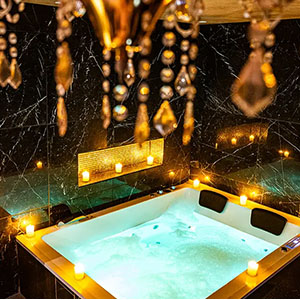 Nos suites romantiques à Narbonne, 3 love room avec balnéo et jacuzzi privé, idéal pour anniversaire de mariage